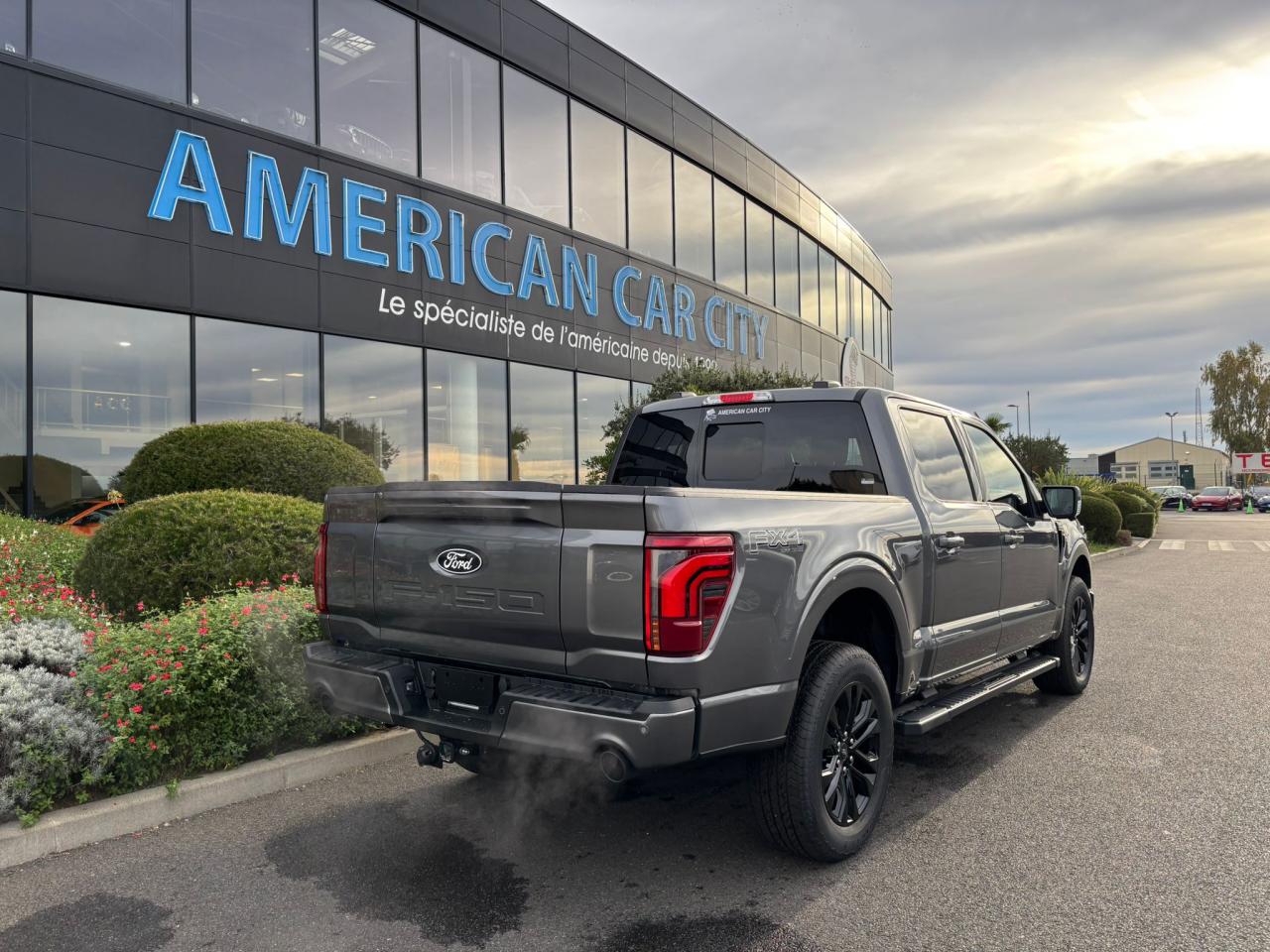 FORD F150 Supercrew LARIAT Black Package V8 5.0L
